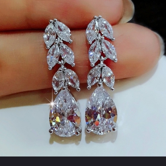 Jewelry - ABSOLUTELY STUNNING!!  Leaf Dangle CZ earrings